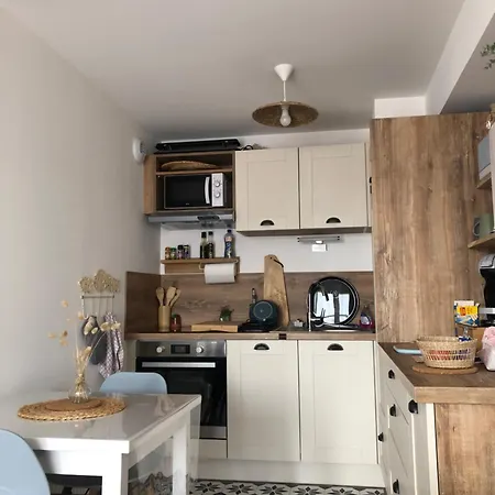 Les Appt Bord De Avec Balcon Lägenhet