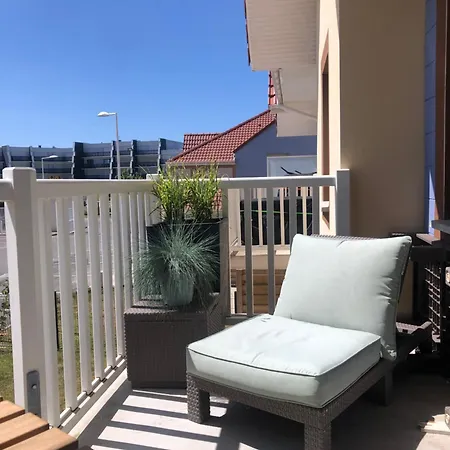 Les Appt Bord De Avec Balcon Lägenhet