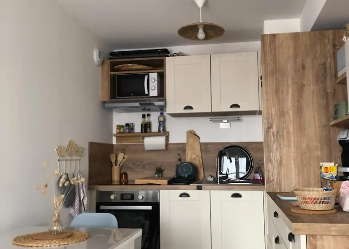 Les Appt Bord De Avec Balcon Lägenhet